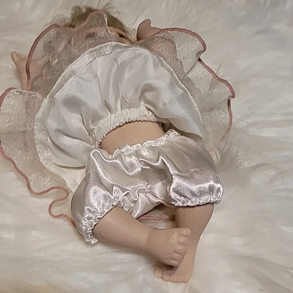 Geppeddo little ladies collection porcelain doll‎ 8" doll. - Picture 6 of 8